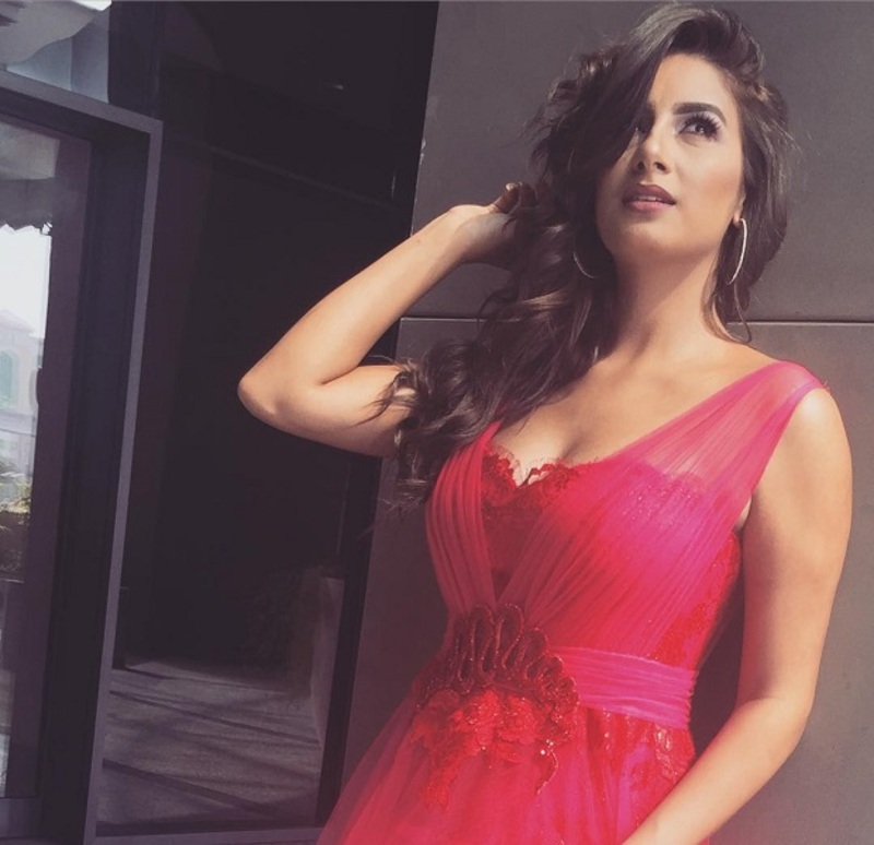 فيديو رد فعل غريب لمذيعة مصرية بعد قبلة ممثل هندي لها على الهواء